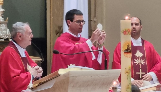Grande festa a Carnate: don Davide Beretta ordinato sacerdote
