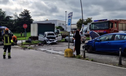 Perde il controllo dell'auto e investe un uomo: è gravissimo