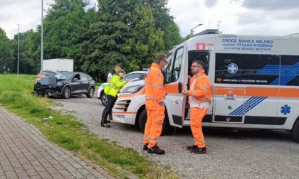 Scontro all'incrocio tra un'auto e una moto: 28enne grave in ospedale