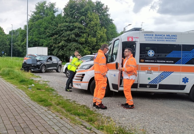 Scontro all’incrocio tra un’auto e una moto: 28enne grave in ospedale