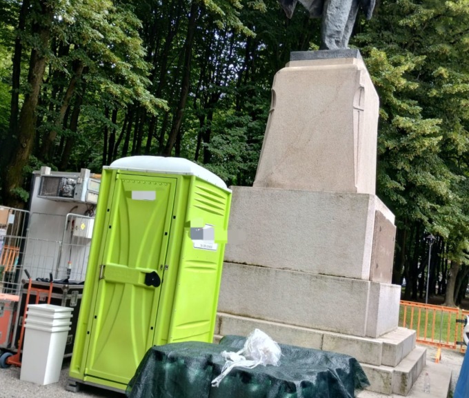 Cosa ci fanno i bagni di fianco a Garibaldi?