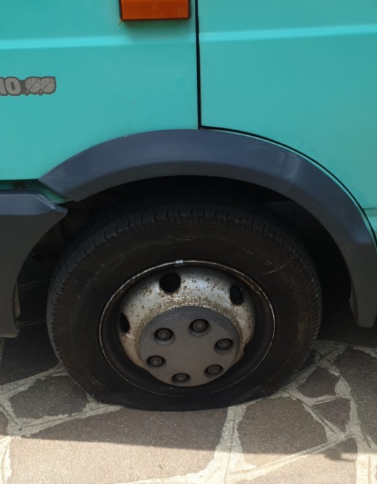 Tagliate le gomme del furgone al vicesindaco