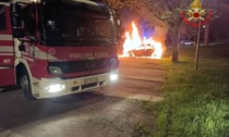 Auto prende fuoco a Giussano: due mezzi dei pompieri sul posto