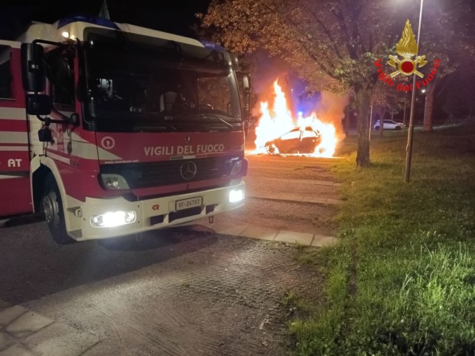 Auto prende fuoco a Giussano: due mezzi dei pompieri sul posto