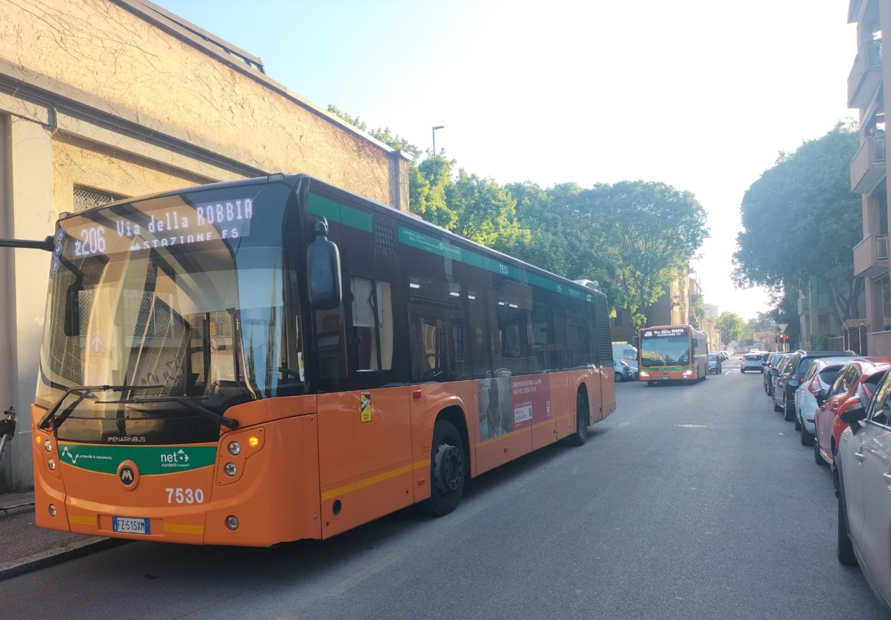Ragazzo chiede da accendere all’autista dell’autobus, poi gli sputa addosso e lo prende a pugni in faccia