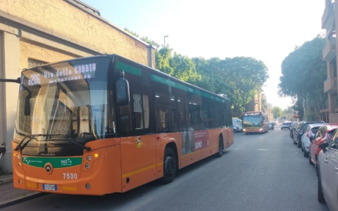 Ragazzo chiede da accendere all’autista dell’autobus, poi gli sputa addosso e lo prende a pugni in faccia