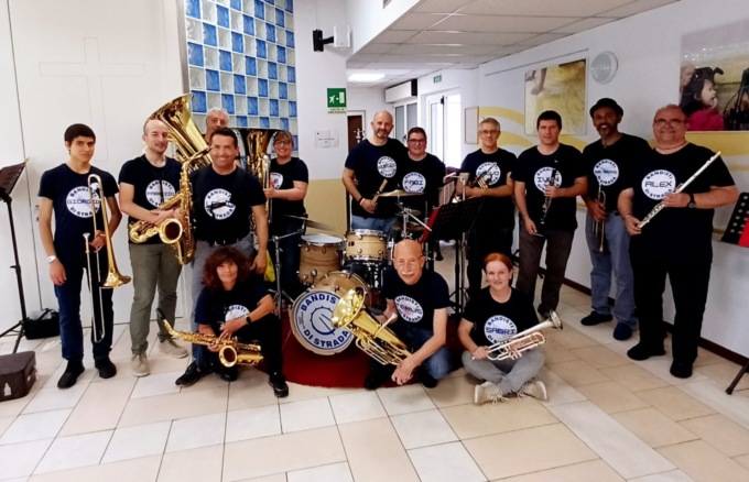 I Bandisti di strada di Villasanta portano allegria e musica nella Rsa