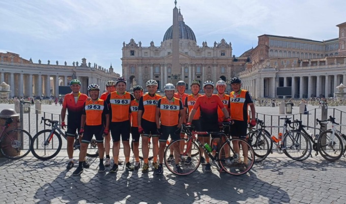 In bici dal Papa per festeggiare i 60 anni: l’impresa del Gs medese