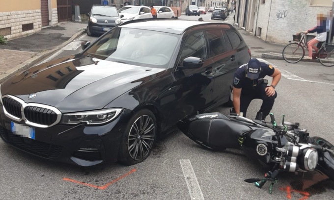 Incidente all’incrocio, ferito un 37enne di Lesmo