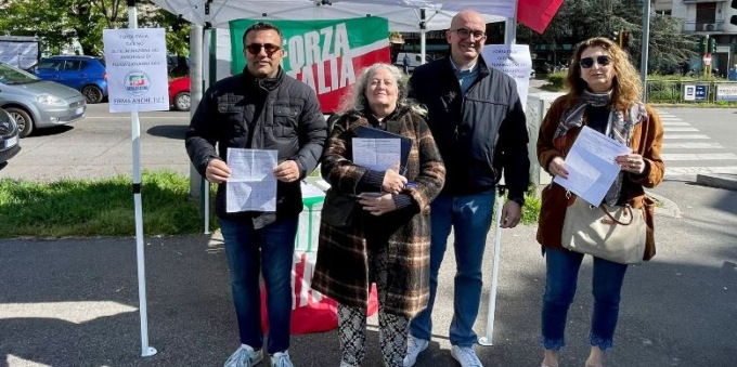 Piazza senza auto, il Comune ci riprova