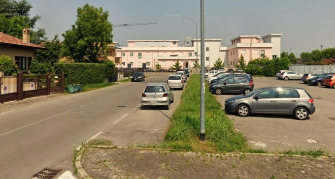 Carate, posteggio selvaggio a ridosso del Policlinico: scatta il divieto di sosta