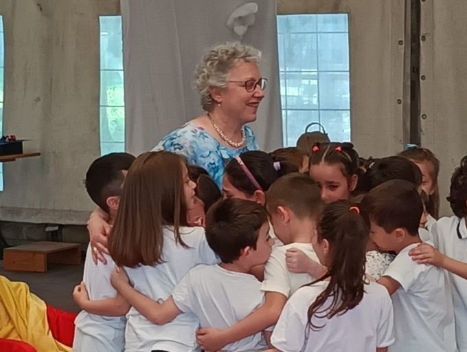 In pensione la maestra Emanuela: festa a sorpresa con alunni e colleghe