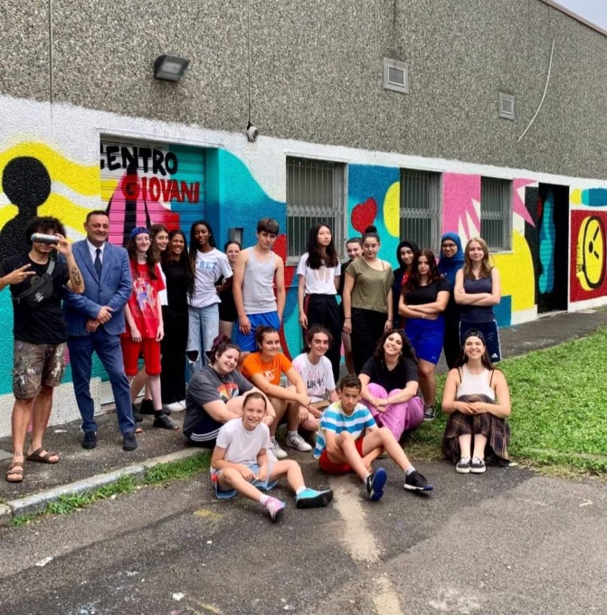 I ragazzi danno vita a un nuovo murale