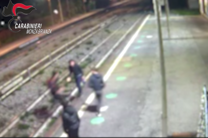 Il video della baby gang che semina il panico in stazione e in centro