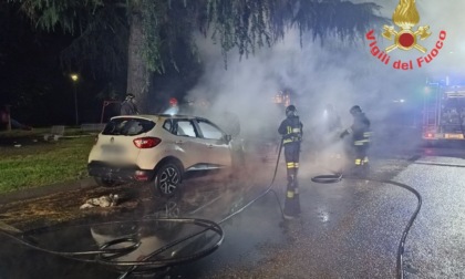 Sovico, due auto a fuoco in via Don Cazzaniga
