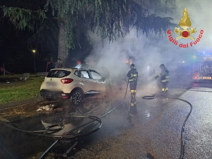 Sovico, due auto a fuoco in via Don Cazzaniga