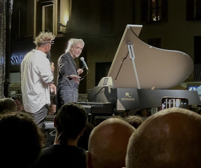 Le accuse di stalking non fermano il concerto di Morgan e accendono la polemica