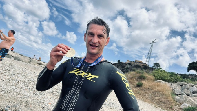 Ha attraversato lo Stretto di Messina a nuoto