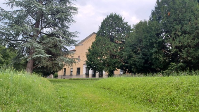 Baby vandali vengono scoperti: per punizione hanno pulito il parco