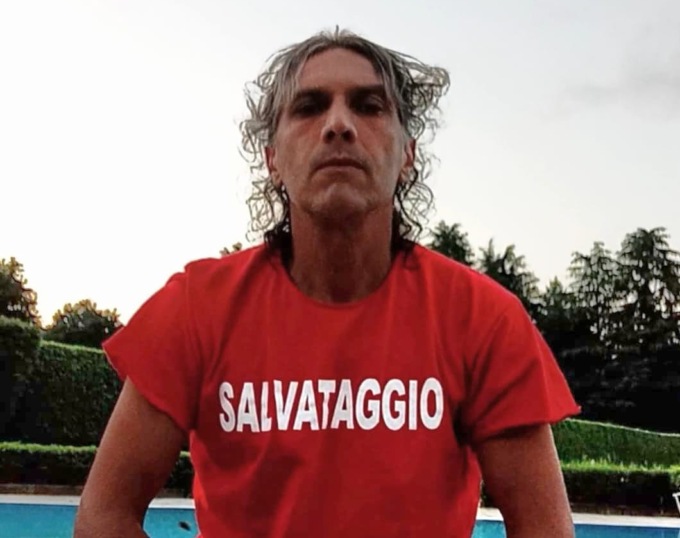 Malore in piscina, bagnino eroe salva la vita a un anziano