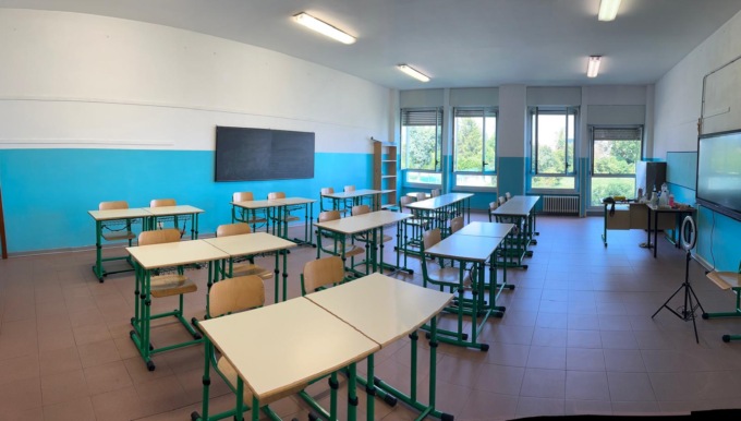 Genitori “imbianchini” rimettono a nuovo le aule