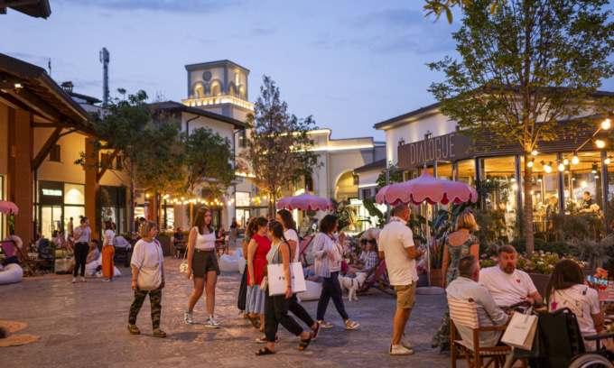 Negozi aperti fino a mezzanotte e tanta musica al Franciacorta Village
