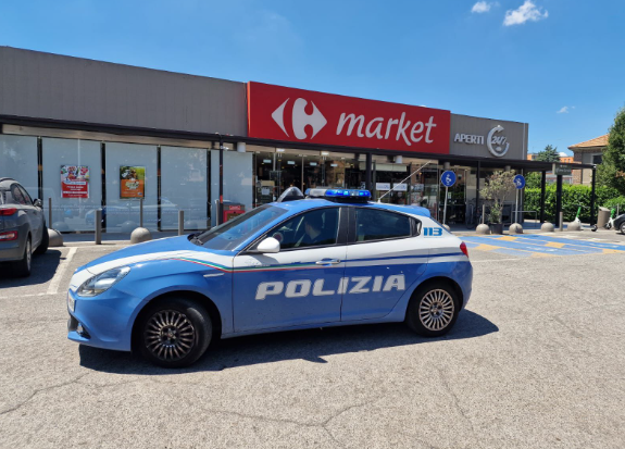 Ladro sorpreso da un poliziotto (fuori servizio) che stava facendo la spesa