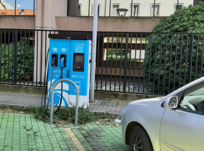 Arrivano colonnine e bonus, ma l’auto elettrica conviene?
