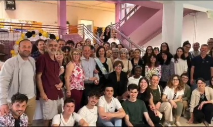 La mitica professoressa Silva va in pensione, festa con i colleghi