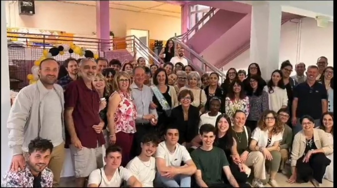 La mitica professoressa Silva va in pensione, festa con i colleghi