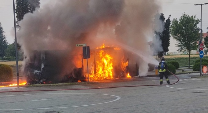 Paura a Sulbiate, autobus avvolto dalle fiamme