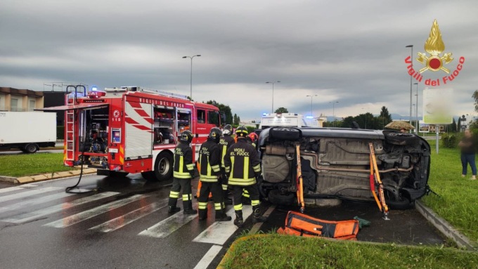 Si ribalta con l’auto,  ferito un 60enne