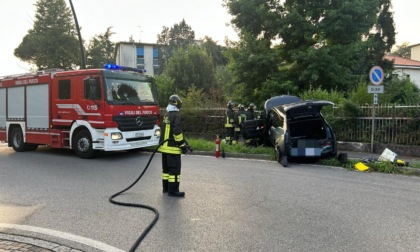 Finisce fuori strada e abbatte una cancellata