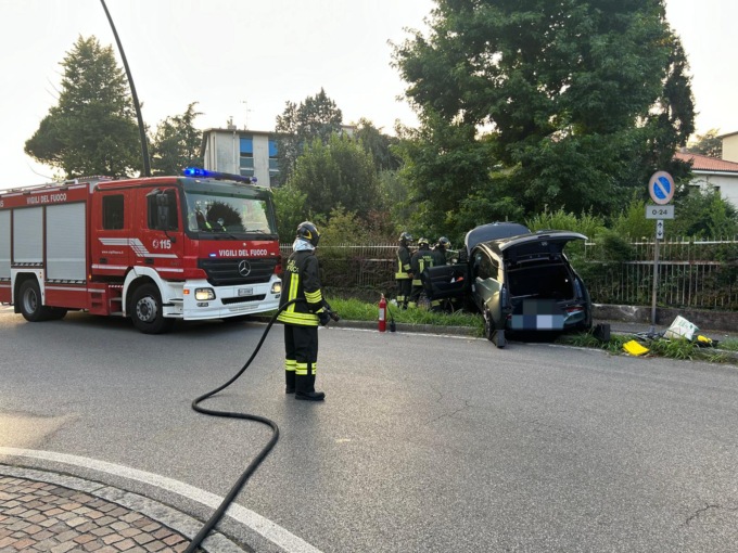 Finisce fuori strada e abbatte una cancellata
