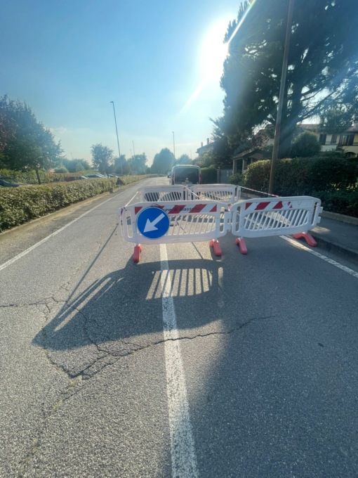 Buco in via Dell’Olmo, area transennata