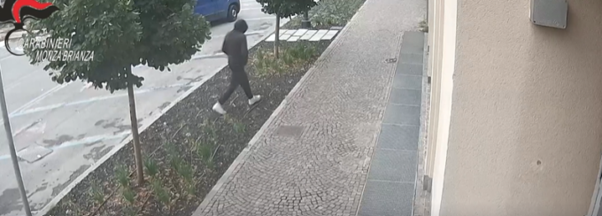 Il video diffuso dai Carabinieri dell’aggressione alla barista a Vimercate
