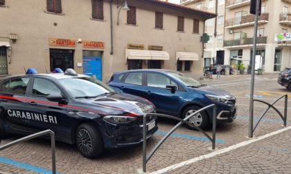 Rapinano la parafarmacia e poi si giocano i soldi nel bar accanto, sorpresi dai carabinieri