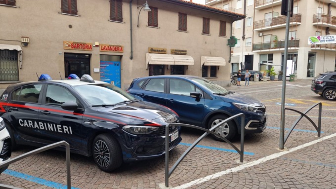 Rapinano la parafarmacia e poi si giocano i soldi nel bar accanto, sorpresi dai carabinieri