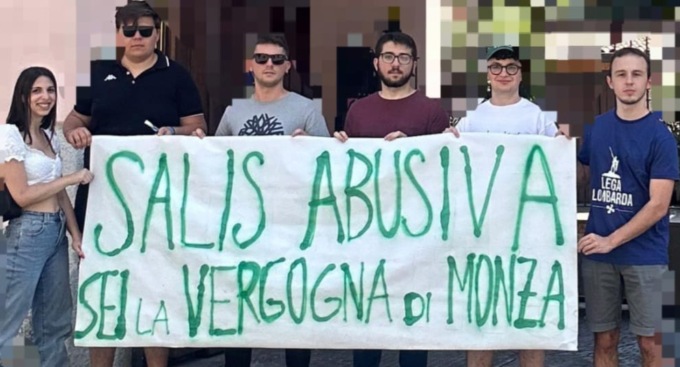 La Lega Giovani di Monza e Brianza e lo striscione davanti a casa di Ilaria Salis