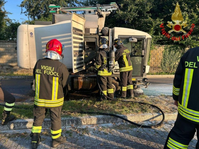A Limbiate prende fuoco una spazzatrice, accorsi i pompieri