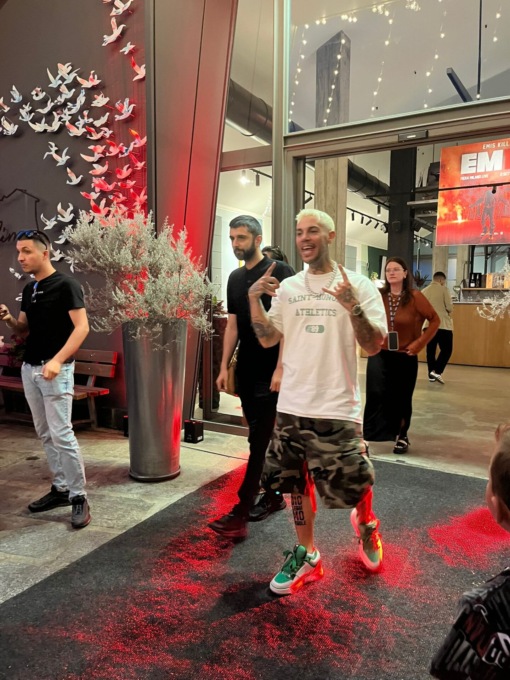 Emis Killa nella sua Vimercate per annunciare l’evento per i 15 anni di carriera