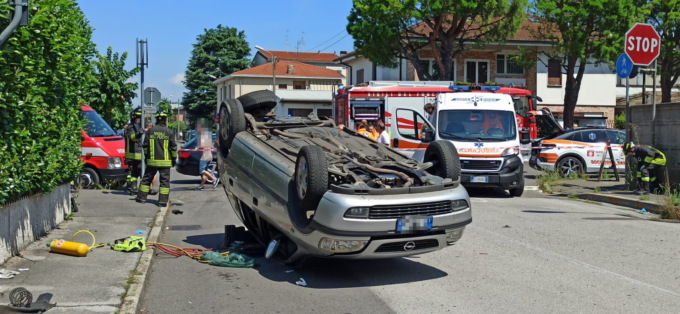 Schianto tra auto: paura per due bimbi piccoli