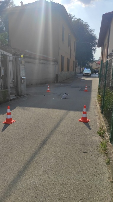 Voragine nell’asfalto, strada chiusa e residenti fuori casa per alcune ore