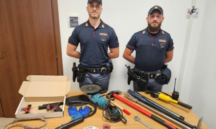 Sente il ladro sul balcone mentre sta dormendo e chiama la Polizia