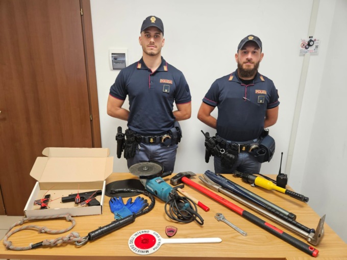 Sente il ladro sul balcone mentre sta dormendo e chiama la Polizia