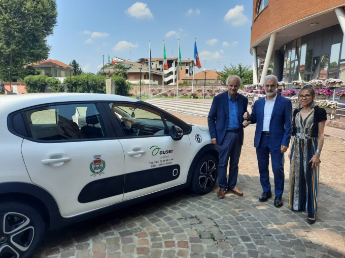Il Comune di Limbiate acquista un’auto per l’Auser