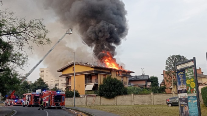 Fiamme altissime in una palazzina, paura a Nova Milanese