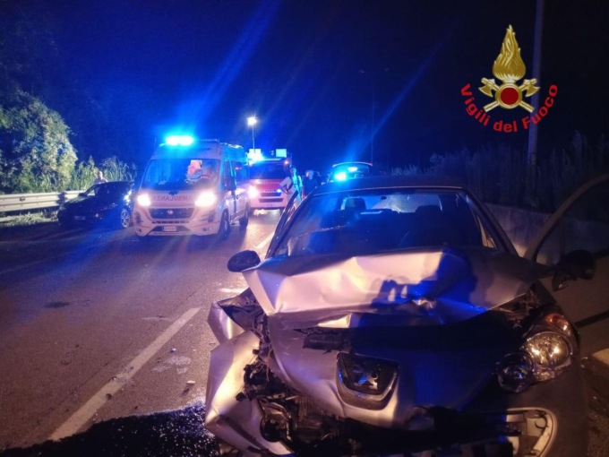 Contromano sulla Milano-Meda, scontro frontale tra più auto