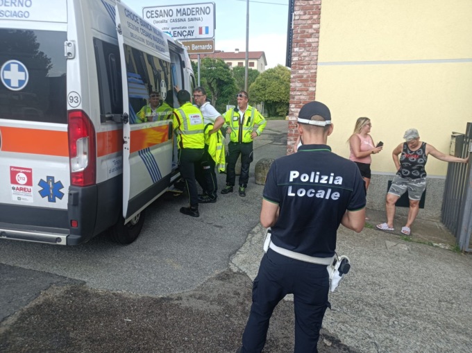 Infortunio a Seveso, 30enne si schiaccia le gambe con una pressa