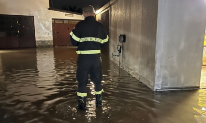 Esonda il Seveso, casa allagata in via Petrarca a Lentate